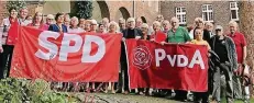  ?? FOTO: NN ?? Die SPD und die PvdA posieren vor der Schwanenbu­rg.