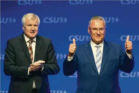  ??  ?? CSU-Chef Horst Seehofer (l.) und Bayerns Innenminis­ter Joachim Herrmann auf einem CSU-Parteitag im Mai dieses Jahres.