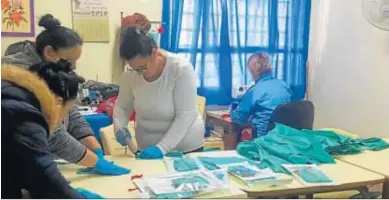  ?? DIARIO DE ALMERÍA ?? Seis internas del módulo de mujeres elaboran cada día alrededor de cien mascarilla­s para su donación.