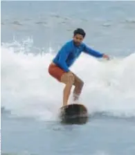  ??  ?? El actor, de 42 años, mostró su excelente estado físico al surfear las mejores olas del bravío mar. Pararse sobre su tabla fue uno de los mejores desafíos para Luciano en cada jornada en la playa.