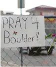  ?? Foto: D. Zalubowski, dpa ?? „Pray 4 Boulder!“(Betet für Boulder) steht auf dem Zettel am Tatort in der Stadt in Colorado.