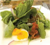  ??  ?? SOUTHERN SALAD Spinach salad with bacon dressing