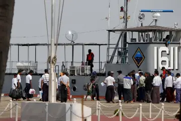  ?? — Reuters photo ?? Rohingya people detained off Yangon on Nov 16 board a navy ship to return to the Rakhine camps in Yangon, Myanmar.