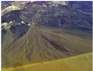  ??  ?? A view of a Mojave Desert alluvial fan as taken from an airplane window.