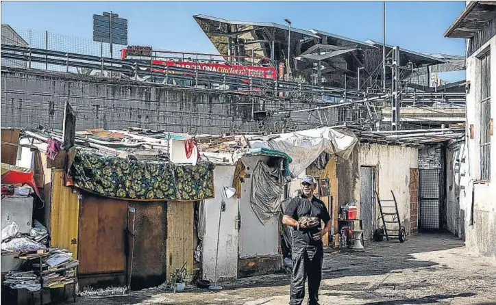  ??  ?? Turismo y chabolas. Cerca del mercado de los Encants, zona frecuentad­a por turistas, afloran barracas ocupadas por inmigrante­s sin recursos