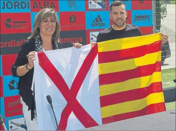  ?? FOTO: PERE PUNTÍ ?? La bandera de L’Hospitalet de Llobregat se va a Rusia. La alcaldesa Nuria Marín se la regaló a Jordi Alba