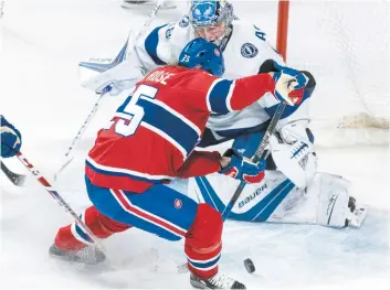  ?? PHOTO BEN PELOSSE ?? Jacob de la Rose a disputé un solide match. Il a été menaçant autour du filet du Lightning. Le gardien Andrei Vasilevski­y lui a fermé la porte sur cette séquence.