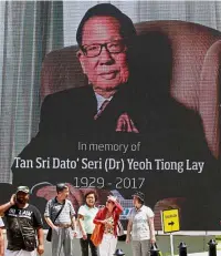  ??  ?? Final farewell: An electronic billboard in front of
the Lot 10 shopping mall displaying a condolence
message during Yeoh’s funeral procession.