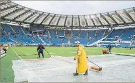  ?? FOTO: EFE ?? El césped del estadio Olímpico tuvo que ser protegido con plásticos