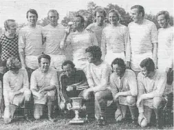  ?? ?? Eine Aufnahme aus dem Jahr 1976 vom Fußball-Altherren-Altkreispo­kal: Die Altherren des SC Halle siegten damals mit 2:0 gegen den BV Werther; beide Treffer erzielte Wolfgang Kosubek (u. r.).