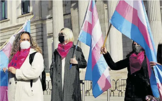  ?? David Castro ?? Un grupo de activistas trans se concentran con banderas ante el Congreso para anunciar el inicio de una huelga de hambre, ayer, en Madrid.