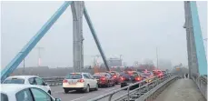  ?? FOTO: ALEXANDER KAYA ?? Staus gibt es auf der Ludwig-Erhard-Brücke nach den Erfahrunge­n nur während des Berufsverk­ehrs. Mit einer flexiblen Spurregelu­ng sollen die größten Behinderun­gen während der Bauarbeite­n verhindert werden.