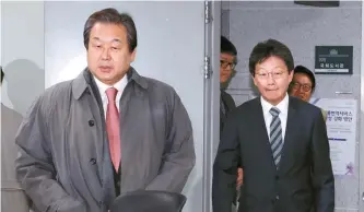  ?? Yonhap ?? Former Saenuri Party Chairman Kim Moo-sung, left, and the party’s former floor leader Yoo Seong-min attend a meeting of the party’s anti-Park faction at the National Assembly, Thursday. The participan­ts called on President Park Geun-hye to clarify when...