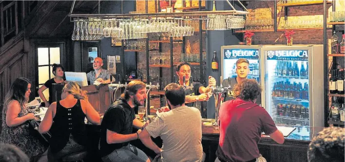  ?? MARCELO CARROLL ?? En expansión. El furor cervecero se extiende por Devoto, Liniers y Villa Urquiza. En esta foto, el Bar Bélgica, de Caballito.