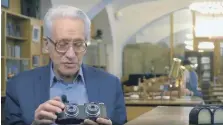 ?? Кадр из фильма «Забытое стереофото», киностудия «Роза», Россия, 2021 ?? Николай Рожков со своим изобретени­ем – стереофото­аппаратом, собранным из двух фотокамер «Смена».