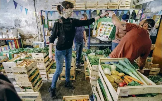  ??  ?? LE RÉSEAU LA RUCHE QUI DIT OUI ! MET EN AVANT LA SOLIDARITÉ ENTRE PRODUCTEUR­S ET ACHETEURS.