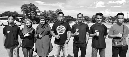  ??  ?? THUMBS UP: Roger (centre) and Sofie (third left) as well as crew members from the main organiser, GI Gama Generation, giving their approval to the location of the New Year Festival 2017, which among others will host the Strongestm­an Open Challenge...