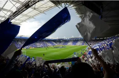  ??  ?? ”The Foxes”-fans firar ligaguldet på King Power Stadium. Avståndet till tvåan Arsenal blev tll slut tio poäng.