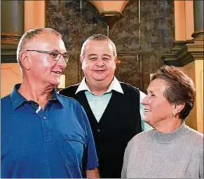  ??  ?? Die Mitglieder des Gemeindeki­rchenrates Backleben: Frank Hänert, Egbert Geißler und Marlies Aschenbren­ner vor dem Altar der St.-Severinus-Kirche.