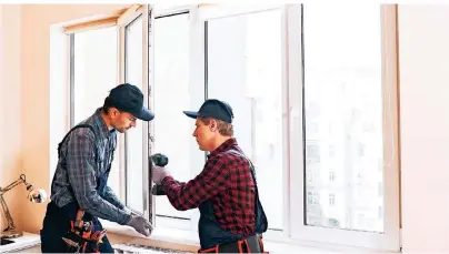  ?? FOTO: GETTY IMAGES ?? Schwachste­lle im Haus: Durch alte Fenster geht viel Wärme verloren, was wiederum der CO2-Bilanz schadet.