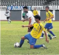  ?? TONI GUDIEL ?? Un jugador del Valdelacal­zada trata de hacerse con el balón.