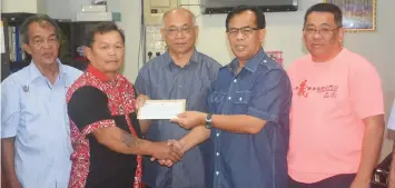  ??  ?? Jamit (second right) hands over an MRP grant to Tuai Rumah Bina Methew. From left are Penghulu Hamzah Bohassan, Jamit’s aide Ambrose Abong, and Temenggong Tan Kian Hoo.