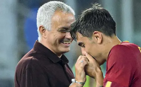  ?? ?? Feeling L’allenatore della Roma José Mourinho, 59 anni, a sinistra, alla seconda stagione in gialloross­o, assieme all’argentino Paulo Dybala (29)