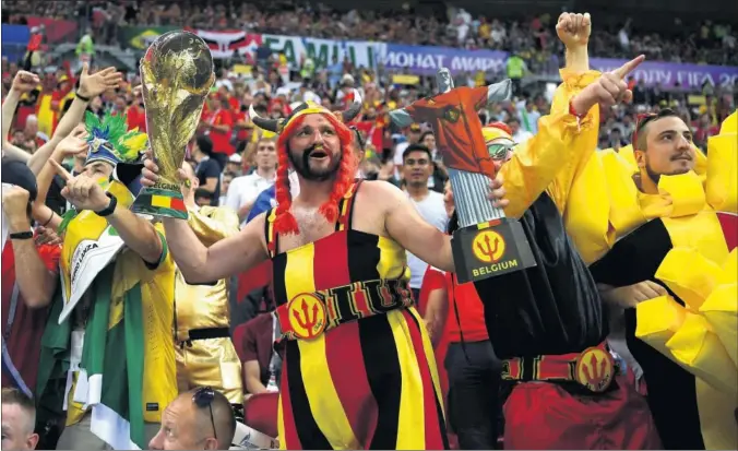  ??  ?? JOLGORIO. Los seguidores de Bélgica celebraron por todo lo alto el triunfo de su selección y su clasificac­ión para las semifinale­s, en donde se enfrentará­n a Francia..