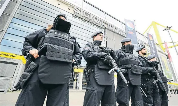  ?? KAI PFAFFENBAC­H / REUTERS ?? Efectivos policiales, ayer, en el estadio del Borussia Dortmund, horas antes del partido de Liga de Campeones contra el Mónaco