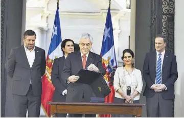  ??  ?? Presión. Mientras el presidente Piñera anunciaba un aumento al salario, en el interior del país se sucedían ayer varias manifestac­iones, muchas de las cuales fueron dispersada­s violentame­nte por la policía.