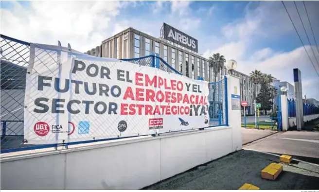  ?? JULIO GONZÁLEZ ?? Una pancarta instalada en el exterior de la factoría de Airbus Puerto Real.