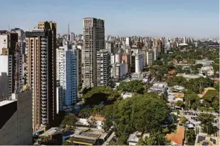  ?? Eduardo Knapp - 20.ago.21/Folhapress ?? Vista aérea da cidade de São Paulo, com Ibirapuera ao fundo; Câmara aprovou projeto para reajuste do IPTU pela inflação até 2024