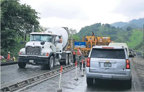  ?? FOTOS: MELVIN CUBAS ?? OBRAS. En la carretera de La Entrada y Santa Rosa de Copán ya se ven grandes avances y largos tramos pavimentad­os.