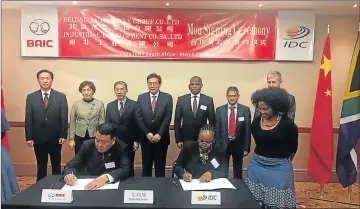  ?? Picture: SUPPLIED ?? NEW DEAL: Member of the standing committee of Beijing municipal committee and secretary of Beijing municipal politics and law committee, Zhang Yankun, left, and IDC chairperso­n Busi Mabuza sign a memorandum of agreement