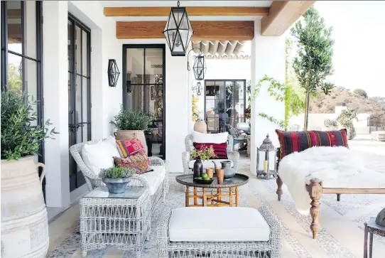  ?? SARAH DORIO/BETSY BURNHAM/VIA THE ASSOCIATED PRESS ?? A patio area designed by Betsy Burnham of Burnham Design. Rather than selecting a set of matching outdoor furnishing­s, designers are encouragin­g clients to mix and match a variety of styles and brands to give their outdoor spaces a more personal and...