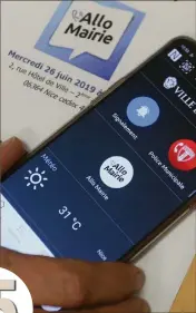  ?? (Photo Sébastien Botella) ?? Plusieurs communes disposent déjà d’une applicatio­n pour smartphone permettant de signaler des incivilité­s.
