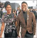  ??  ?? HÉROE. Boseman y el gesto de Black Panther. El corredor Lewis Hamilton le dedicó la pole position. Su mujer, Taylor.