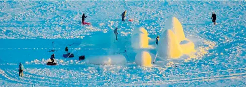  ??  ?? •
The Ice Balls se construyó como un refugio de hielo para los patinadore­s de Eidfjord Kommune, en Noruega.