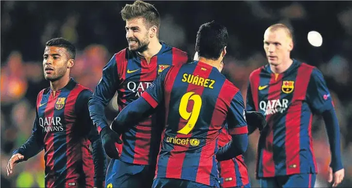  ?? DAVID RAMOS / GETTY IMAGES ?? Piqué y Suárez celebran la victoria del Barça flanqueado­s por Rafinha y Mathieu, el pasado miércoles en el Camp Nou