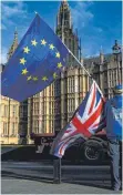  ?? FOTO: AFP ?? Vor dem britischen Parlament, dem Palace of Westminste­r, wirbt ein Brexit-Gegner mit den Flaggen der EU und Großbritan­nien gegen den Austritt aus der Europäisch­en Union.