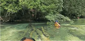  ??  ?? Durante el rafting podrás lanzarte al agua cristalina.