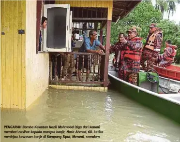  ??  ?? PENGARAH Bomba Kelantan Nazili Mohmood (tiga dari kanan) memberi nasihat kepada mangsa banjir, Nasir Ahmad, 68, ketika meninjau kawasan banjir di Kampung Siput, Meranti, semalam.