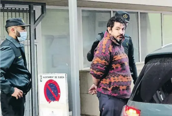  ?? JOAN GIMENO ?? L’acusat, José Antonio A.C., de 47 anys, en el moment de passar a disposició judicial