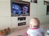  ??  ?? Il figlio di Novak Djokovic osserva il papà in Tv qualche mese fa