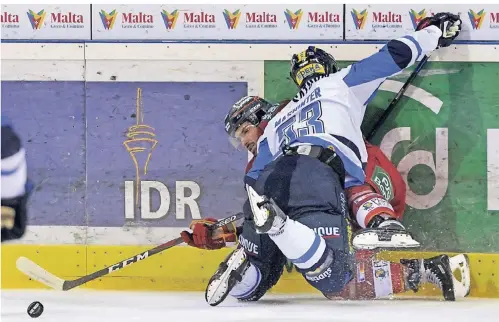  ?? BENEFOTO ?? Niemals aufgeben: Selbst in größter körperlich­er Bedrängnis spitzelt Marco Nowak (l.) den Puck zum Mitspieler.