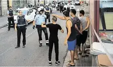  ?? Foto: Getty Images ?? Barcelona den poté Policisté provádějí kontrolu dokladů v místech, kde ve čtvrtek vraždili teroristé.