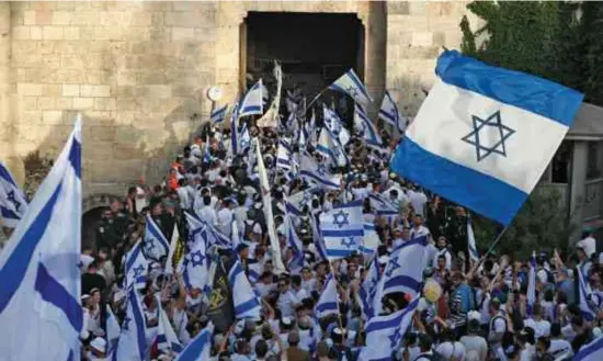  ?? Ahmad Gharabli/afp ?? Terwijl de mars door de steegjes van Jeruzalem trok, weerklonke­n de ‘gebruikeli­jke’ slogans als ‘dood aan de Arabieren’.