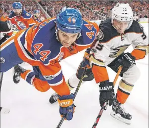  ?? CP PHOTO ?? Anaheim Ducks’ Jakob Silfverber­g (right) and Edmonton Oilers’ Zack Kassian battle for the puck during the third period in Game 6 of a second-