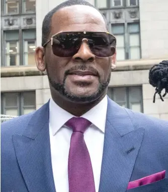  ?? SUN-TIMES FILES ?? R. Kelly walks out of the Daley Center after an appearance in child support court in 2019.