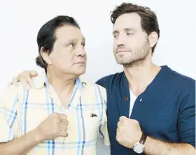 ??  ?? Ramírez destacó “la humildad” de Durán (a la izquierda) y agradeció la ayuda le ofreció el boxeador durante la producción.